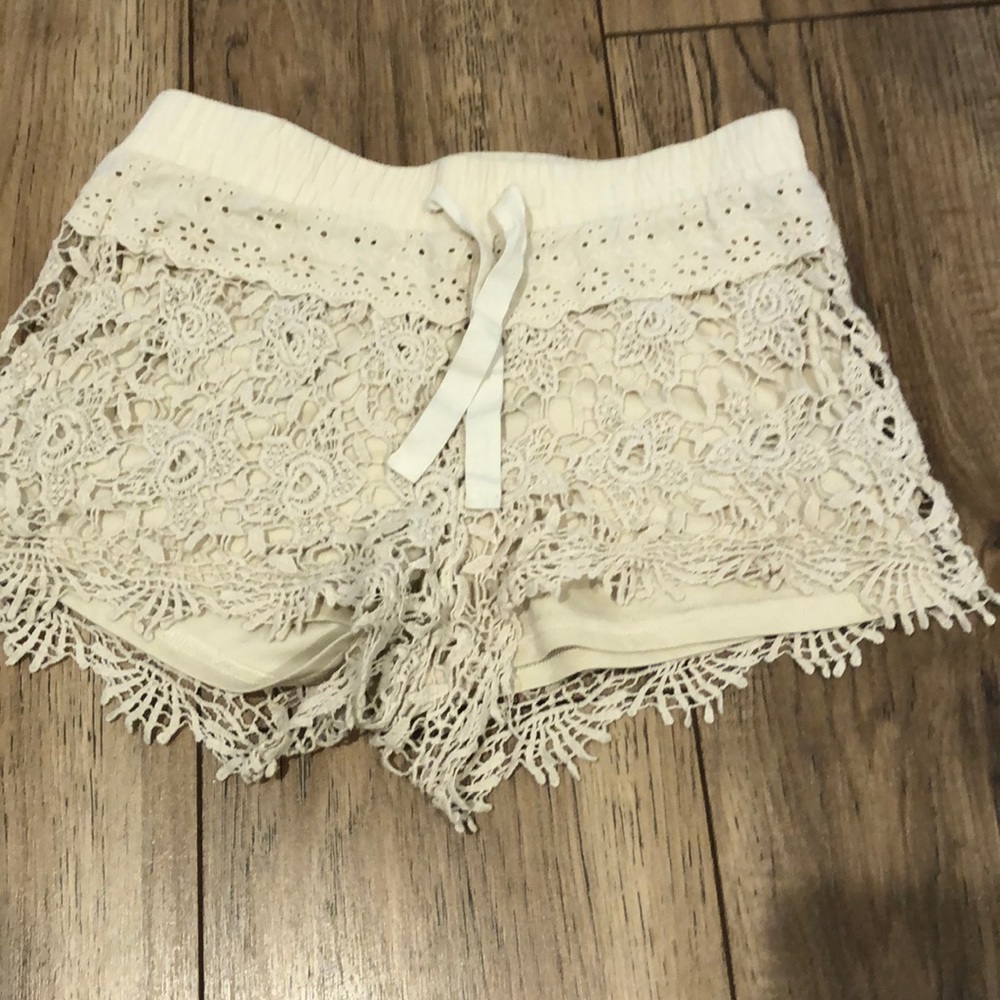 Girl’s doily beige shorts